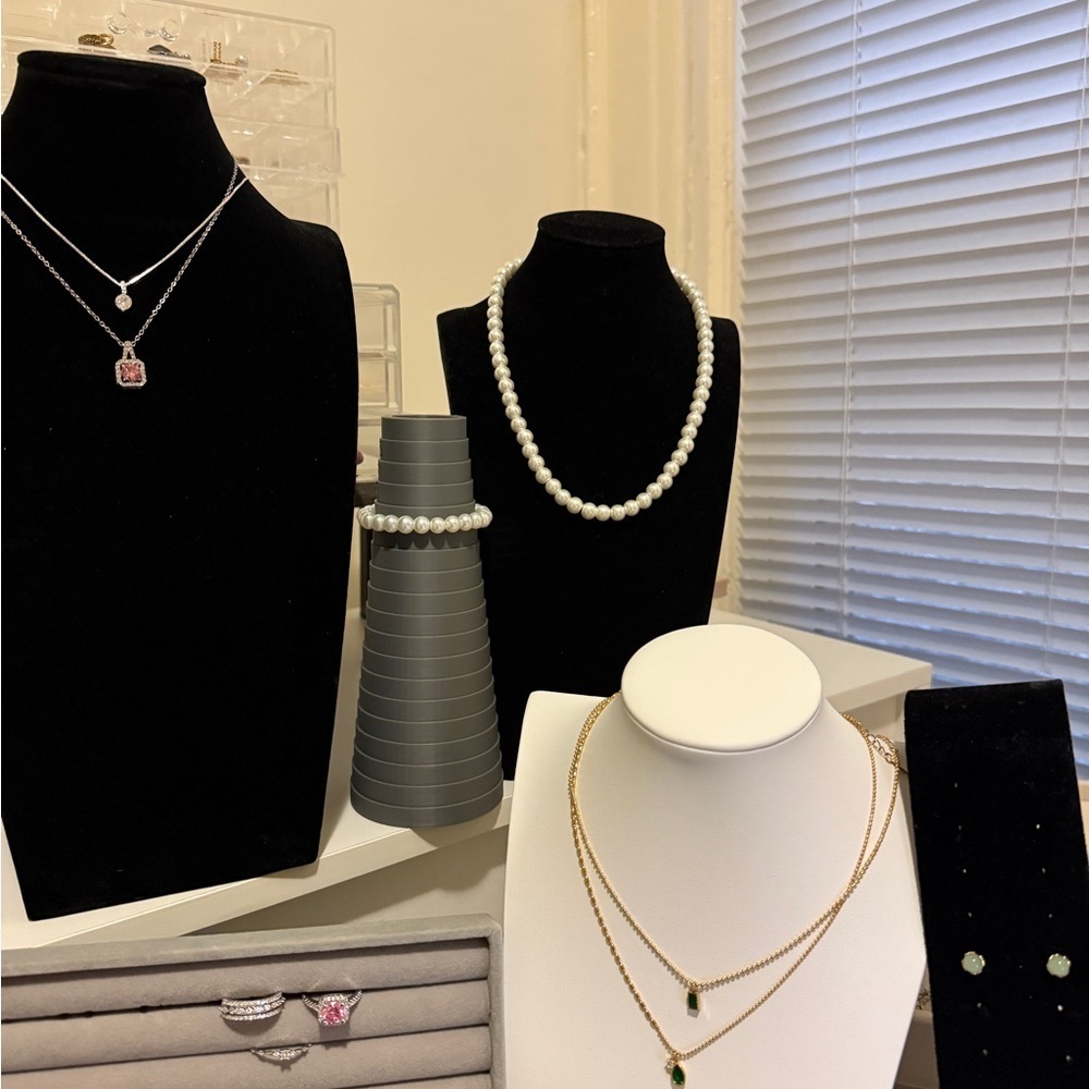 Elegant Pearl and Gold Jewelry Set